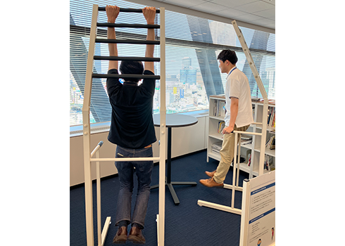 写真：ぶらさがり健康器の導入